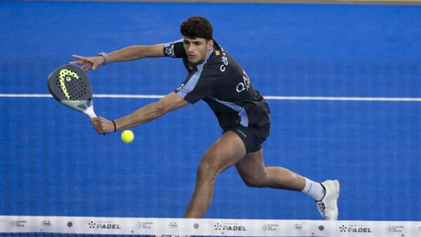 Revés en pádel técnica, tipos y cómo mejorarlo