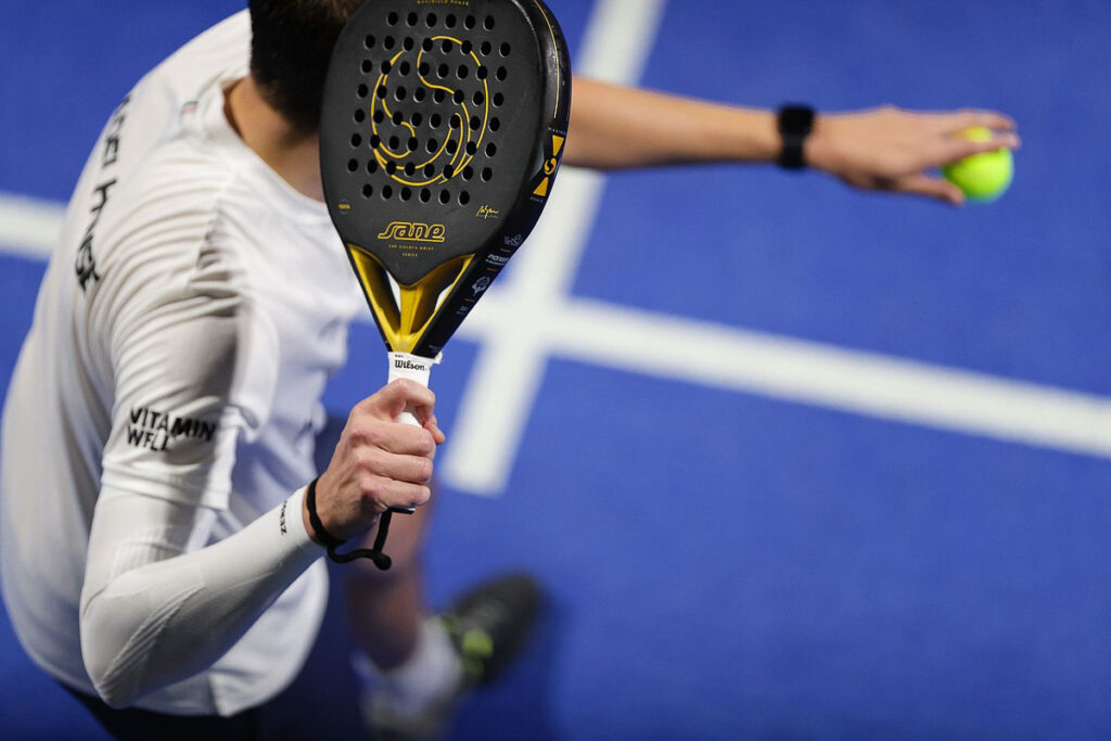 Saque en pádel: técnica, reglas y cómo mejorarlo Saque en pádel técnica, reglas y cómo mejorarlo