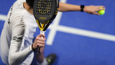 Saque en pádel técnica, reglas y cómo mejorarlo